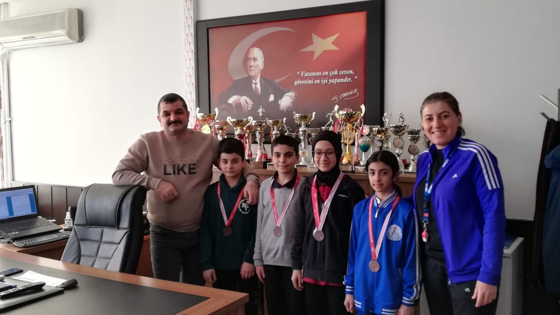 Okulumuz öğrencilerinden Ali Muhsin TUNCAY İstanbul il şampiyonasında minikler kategorisinde Karate (kumite) de 3.cü, Zeynep TOKAÇ, Ali ALÇİÇEK, Küçükler kata gurubunda 3.cü olmuşlardır.