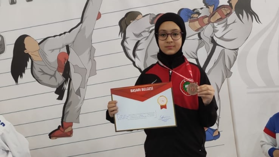 Okulumuz öğrencilerinden Betül Sahra TURAN Sakarya'da düzenlenen Marmara bölgesi küçük kızlar karate müsabakasında katada 3.olup,İzmir'de yapılacak olan Türkiye şampiyonasına gitmeye hak kazanmıştır. 